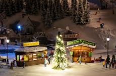 Faller 134002 - H0 - 2 Weihnachtsmarktbuden mit beleuchtetem Weihnachtsbaum